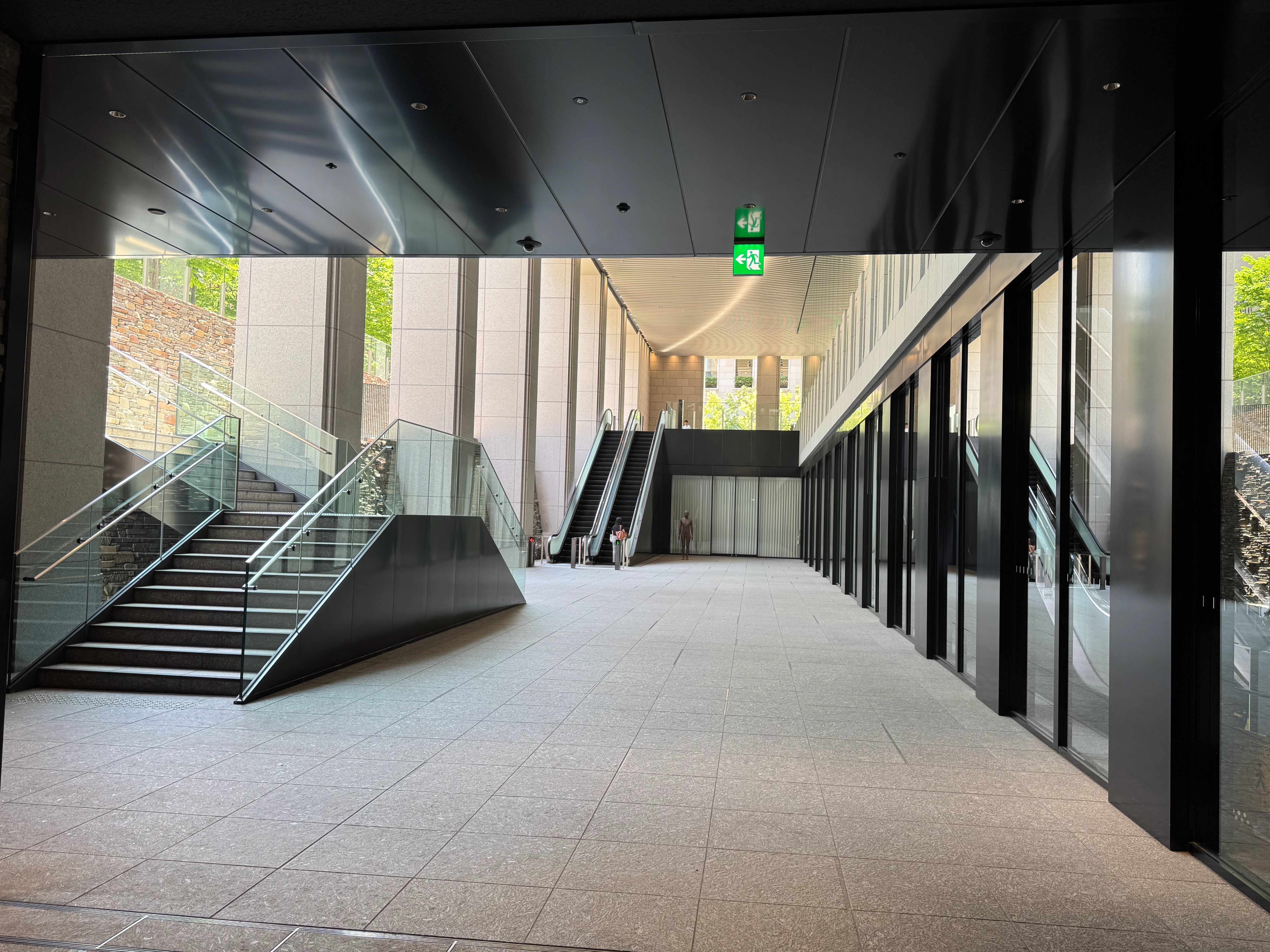 地上へのエスカレーター